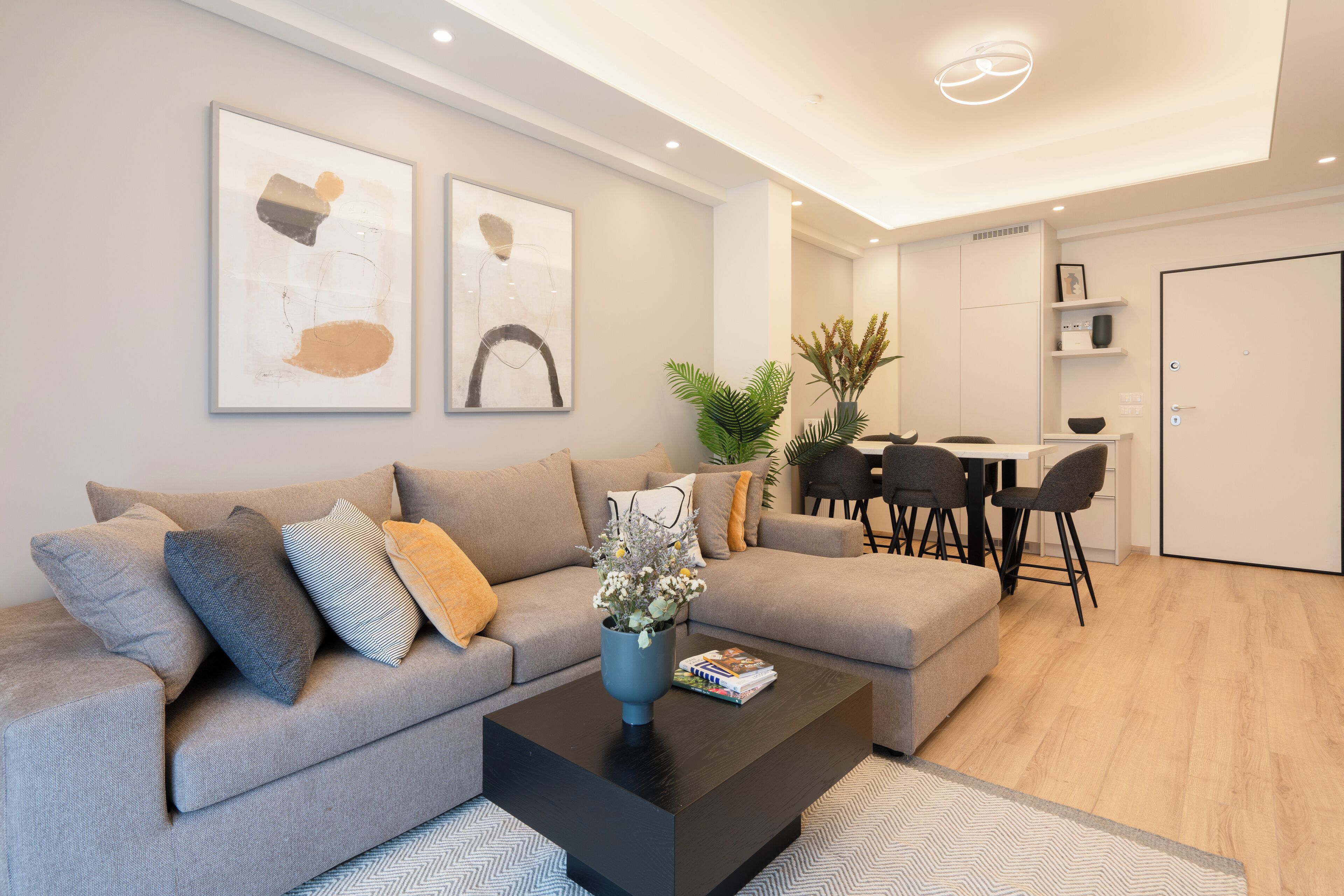 City appartement | Woonruimte | Een 55-inch smart-tv met kabelzenders