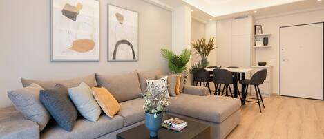City appartement | Woonruimte | Een 55-inch smart-tv met kabelzenders