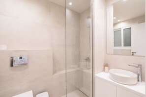 Apartamento City | Baño | Ducha, cabezal de ducha tipo lluvia, secador de pelo y toallas