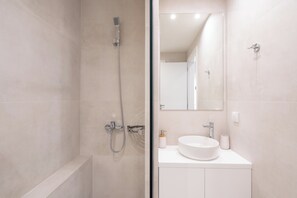 City Apartment | Bathroom | Shower, rainfall showerhead, hair dryer, towels - Newly Renovated 2Bdr Apt-5min to metro (Athens)