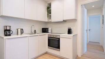 City Apartment | Private kitchen | Full-size fridge, microwave, oven, dishwasher