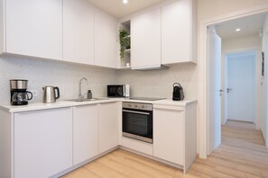 City Apartment | Private kitchen | Full-size fridge, microwave, oven, dishwasher