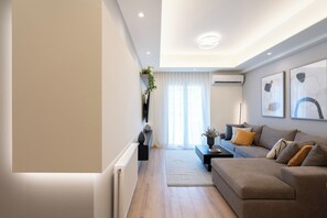 Appartement Ville | Coin séjour | TV connectée de 55 pouces avec chaßnes par cùble