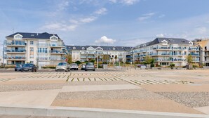 A multi-story hotel with balconies, a parking area, and a pedestrian walkway. - Escape at Les Sables d'Olonne Harbour – Sleeps 4 (Les Sables-d´Olonne)