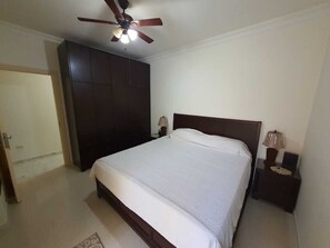 3 habitaciones, tabla de planchar con plancha, wifi y ropa de cama 