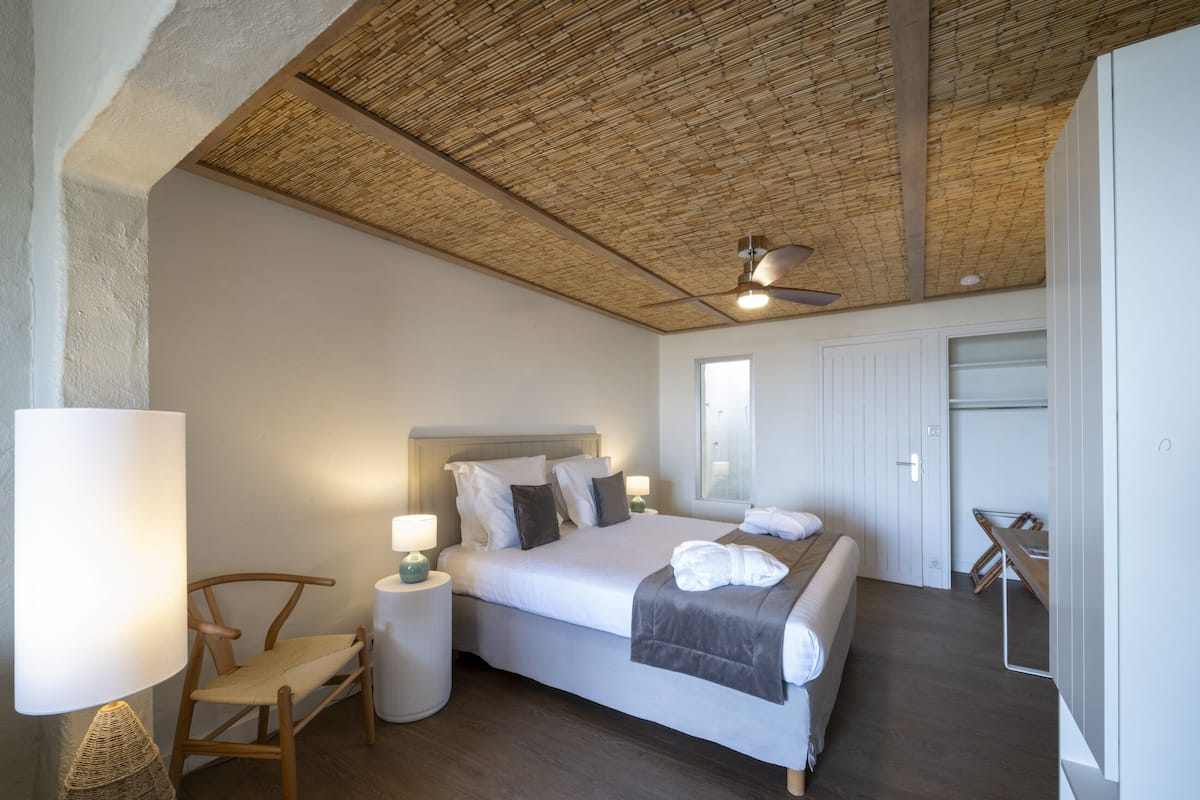 Individually decorated, individually furnished, desk, soundproofing