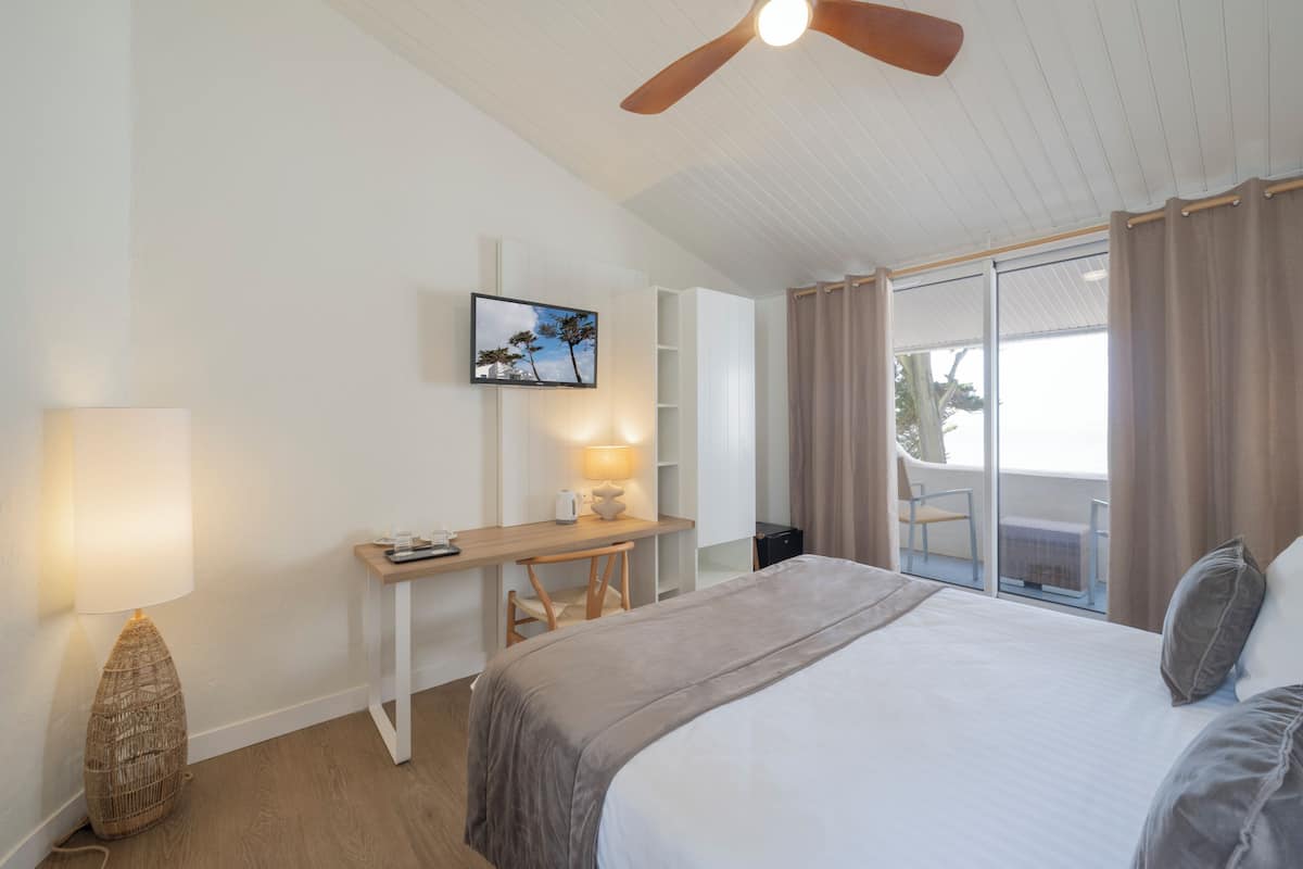 1 Schlafzimmer, Schreibtisch, schallisolierte Zimmer