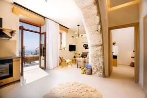 2 Bedroom Sea View Suite, Nostos | Área de estar | TV de tela plana