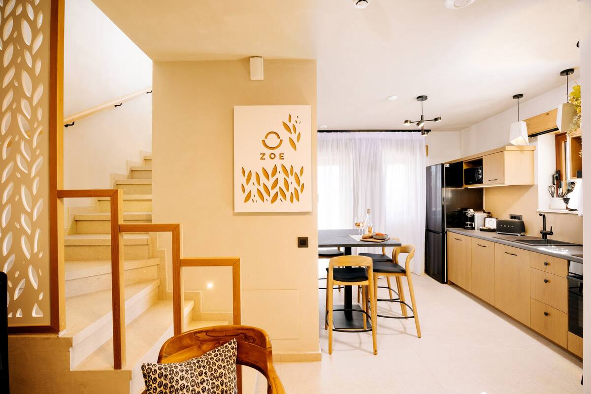 Maisonette 1 Bedroom Sea View with Hot Tub, Zoe | 거실 공간 | 평면 TV