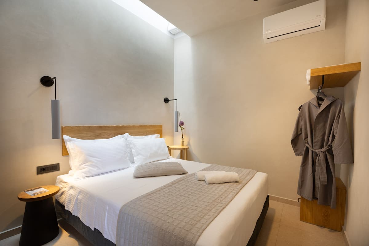 2 Bedroom Sea View Suite, Nostos | 1 slaapkamer, een kluis op de kamer, geluiddichte muren