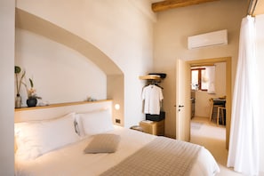 1 Bedroom Grand Sea View Suite, Thalori | In-room safe, soundproofing, iron/ironing board, free WiFi - Mirthea Suites (Agios Vasileios)