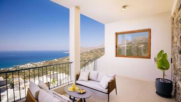 1 Bedroom Grand Sea View Suite, Thalori | Terrasse/Patio