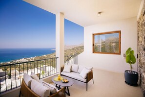 1 Bedroom Grand Sea View Suite, Thalori | Terrasse/patio