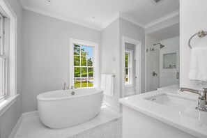 Combined shower/tub, hair dryer, towels - Sophisticated Chatham Oasis with Pool & Spa RPAM062 (Chatham)
