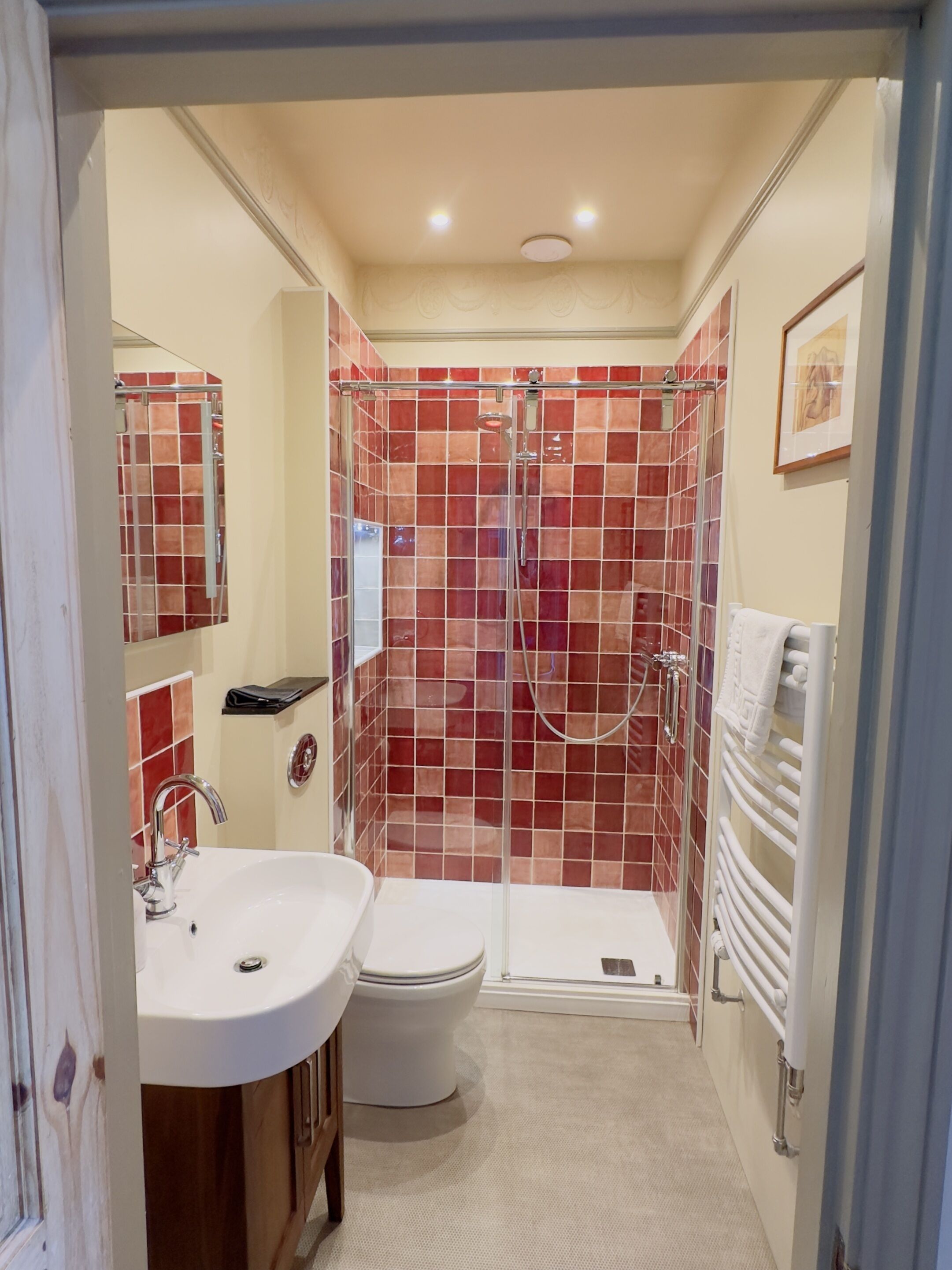 Un baño con ducha, inodoro y lavamanos.