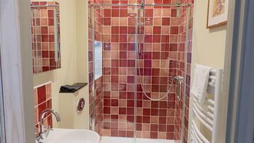 Un baño con ducha, inodoro y lavamanos.