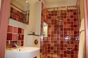 Kamar Twin Superior, ensuite, pemandangan laut (Framboise Super King /) | Kamar mandi | Pengering rambut, handuk, sabun, dan sampo