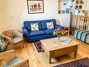 Apartament superior, amb bany privat, vistes al mar (Self Catering Coachman's ) | Lounge | Amb vistes al mar, obre cada dia 