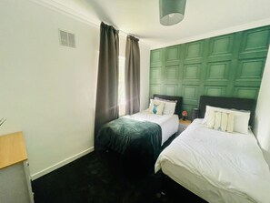3 bedrooms, iron/ironing board, free WiFi - Mitchell Apartment (Coatbridge)