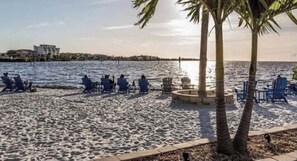 Chaises longues, serviettes de plage