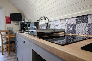 Kühlschrank, Mikrowelle, Toaster, Kochgeschirr/Geschirr/Besteck