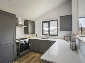 Fridge, dishwasher, electric kettle, toaster - Oakwood 2 @ Pinewood Retreat (Axminster)