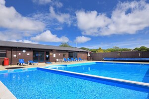 Una piscina techada, una piscina al aire libre