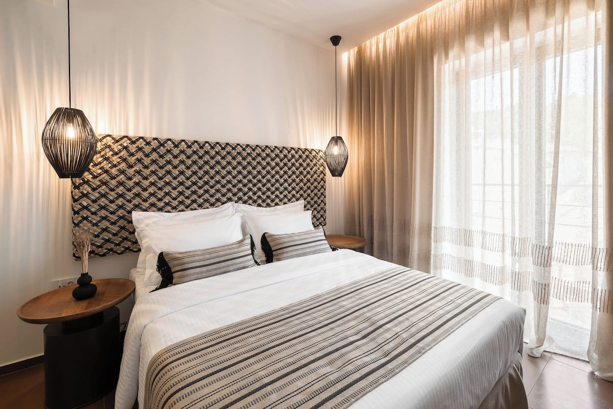 Standard Room | 1 bedroom, minibar, in-room safe, desk