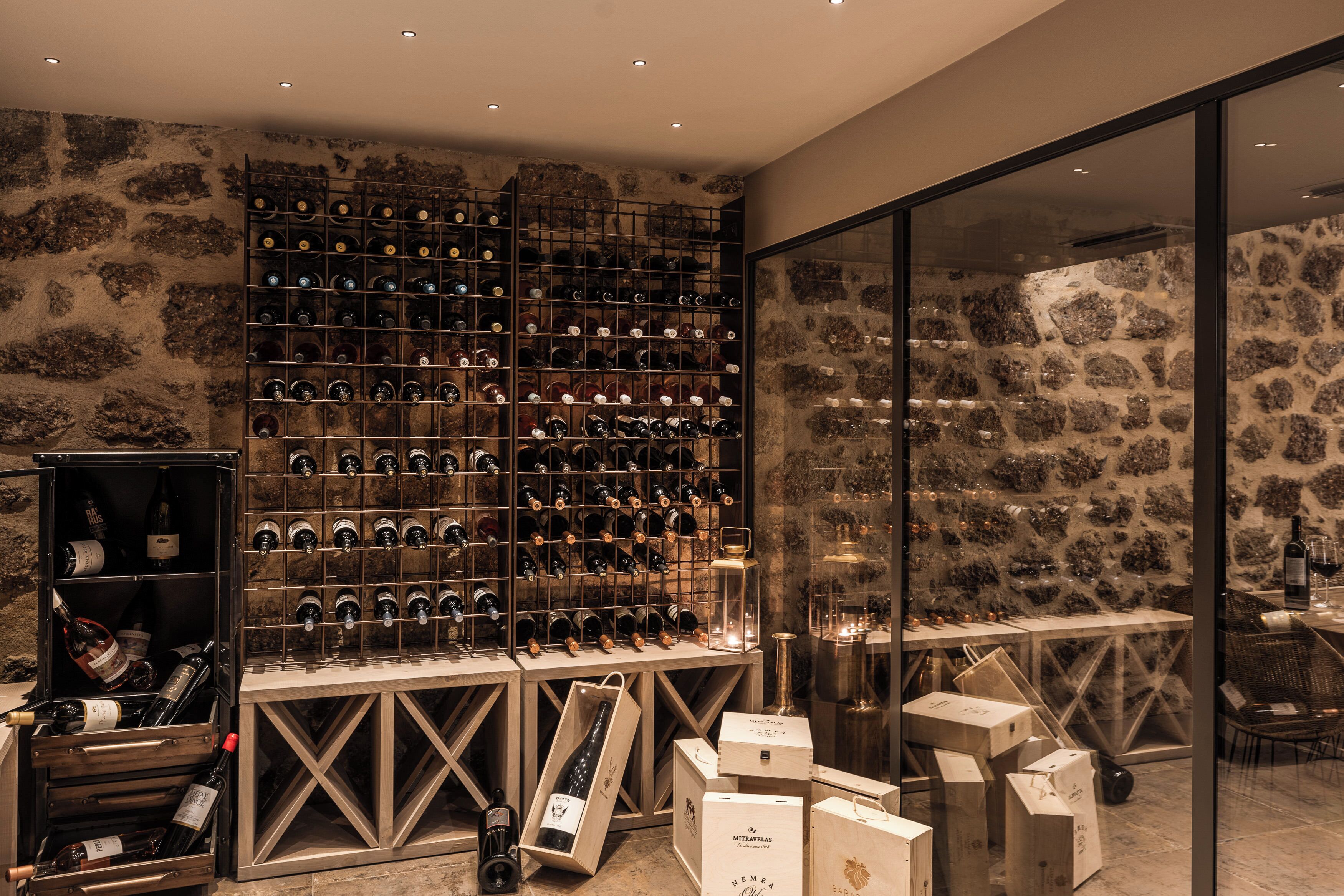 Ein Weinkeller mit mehreren Weinregalen und Holzkisten.