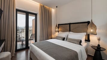 Chambre quadruple Standard | Minibar, coffre-fort, bureau, fer et planche à repasser