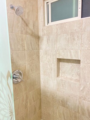 Habitación Confort doble | Baño | Cabezal de ducha tipo lluvia, toallas, jabón y champú