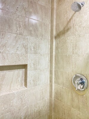 Deluxe Room | Bathroom | Rainfall showerhead, towels, soap, shampoo