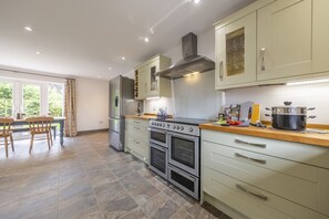 ميكروويف، غسالة أطباق، ماكينة لصنع القهوة/الشاي، كرسي للأطفال