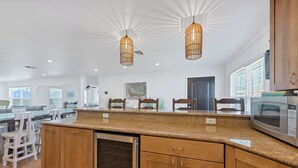 Eine moderne Küche mit Granit Arbeitsplatten, Holzschränken und Edelstahlgeräten.
