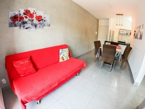 Apartment | Living area | 55-inch Smart TV with cable channels, TV, Netflix - Condomínio Veneza (Ubatuba)