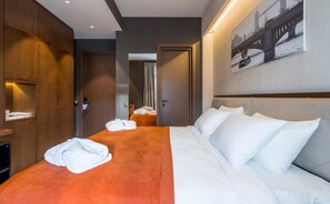 Escritorio y espacio para trabajar con laptop 