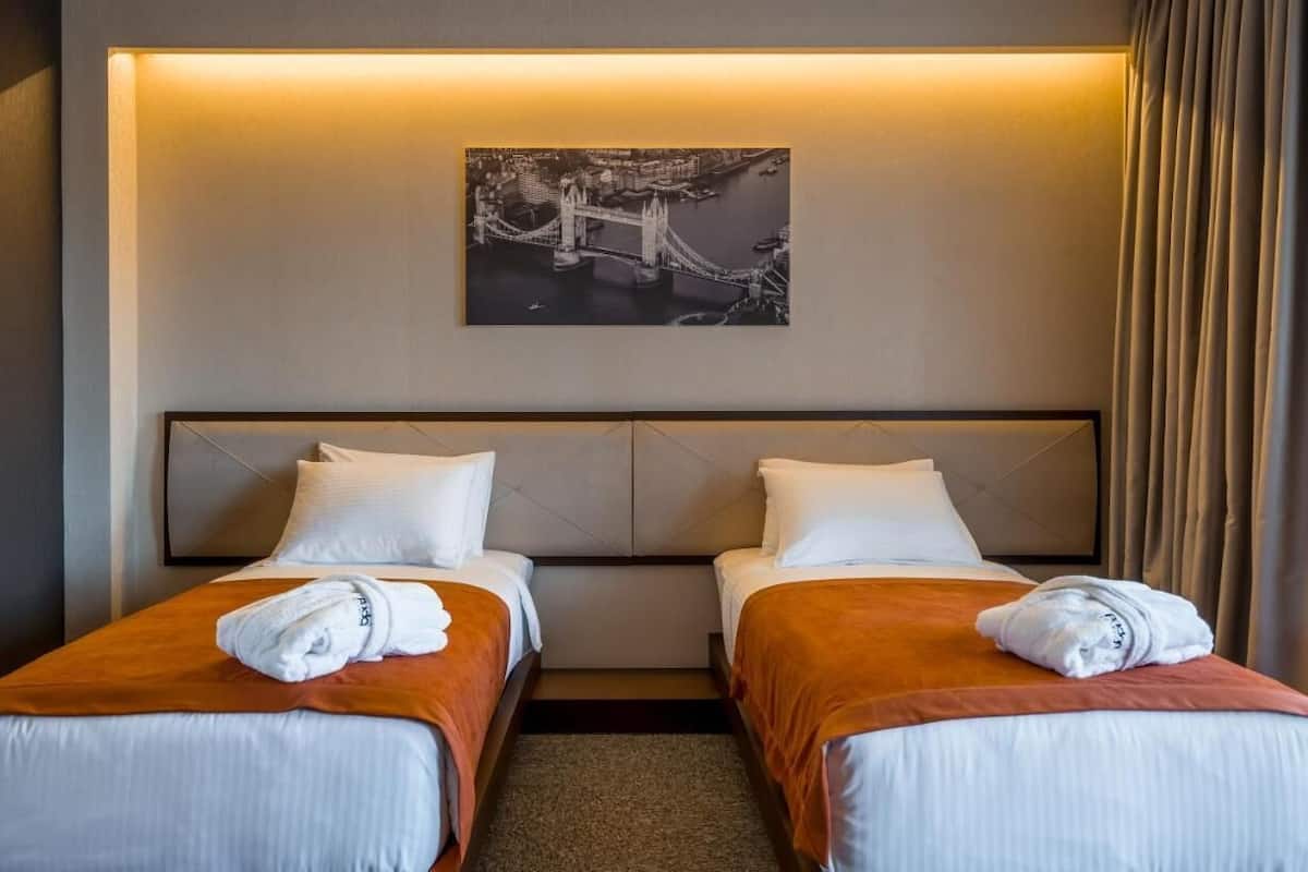 Standard Room, 2 Twin Beds | 1 bedroom, desk, laptop workspace, soundproofing