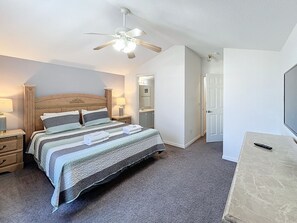 5 Schlafzimmer, Schreibtisch, Bügeleisen/Bügelbrett, Reisekinderbett