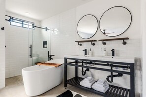 Badewanne, Haartrockner, Handtücher, Shampoo