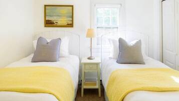 2 habitaciones, escritorio y tabla de planchar con plancha