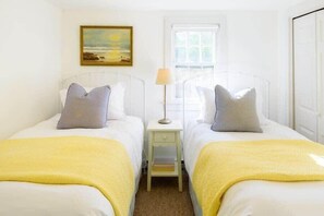 2 Schlafzimmer, Schreibtisch, Bügeleisen/Bügelbrett, Reisekinderbett