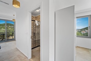 Chambre Familiale avec lits jumeaux | 1 chambre, mini-bar avec articles gratuits, draps fournis