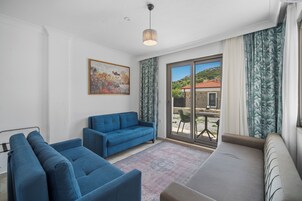 Suite Deluxe | Minibar (con algunos artículos gratuitos) y ropa de cama