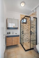 Suite Deluxe | Bagno | Doccia, asciugacapelli, asciugamani, sapone