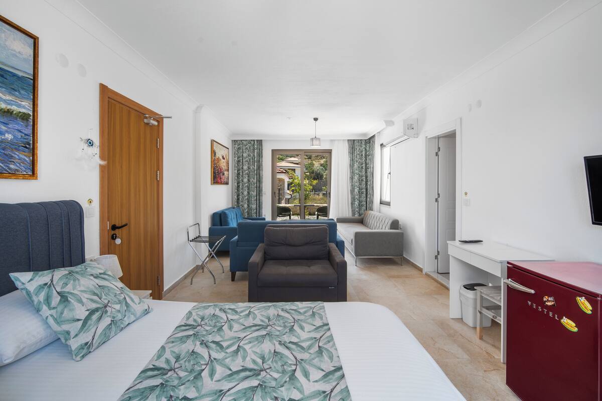 Deluxe Suite | Free minibar items, bed sheets