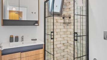 Camera familiare | Bagno | Doccia, asciugacapelli, asciugamani, sapone