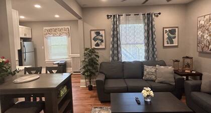 Continental travelers suite!! Spacious apartment, 5 minutes from Dorney Park !!