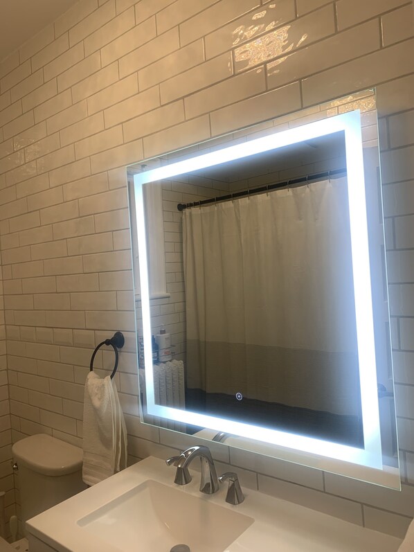 Secadora de cabello, toallas, jabón, papel de baño 