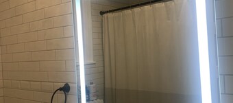 Continental travelers suite!! Spacious apartment, 5 minutes from Dorney Park !!