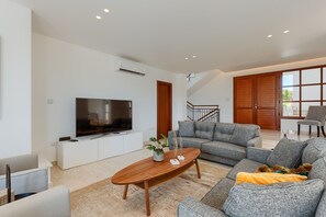 Smart TV, fireplace, stereo - Luxury Retreat: 4-Bedroom Villa with Pool in Aphrodite Hills Resort (Kouklia)